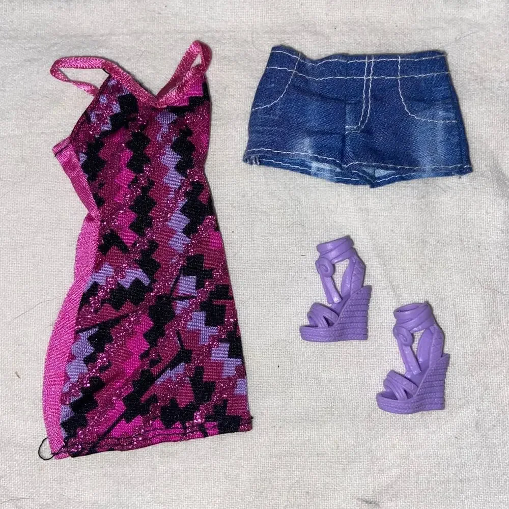 Barbie Fashionistas Fashion Pack 2012 BBX43 Dress Shoes Shorts